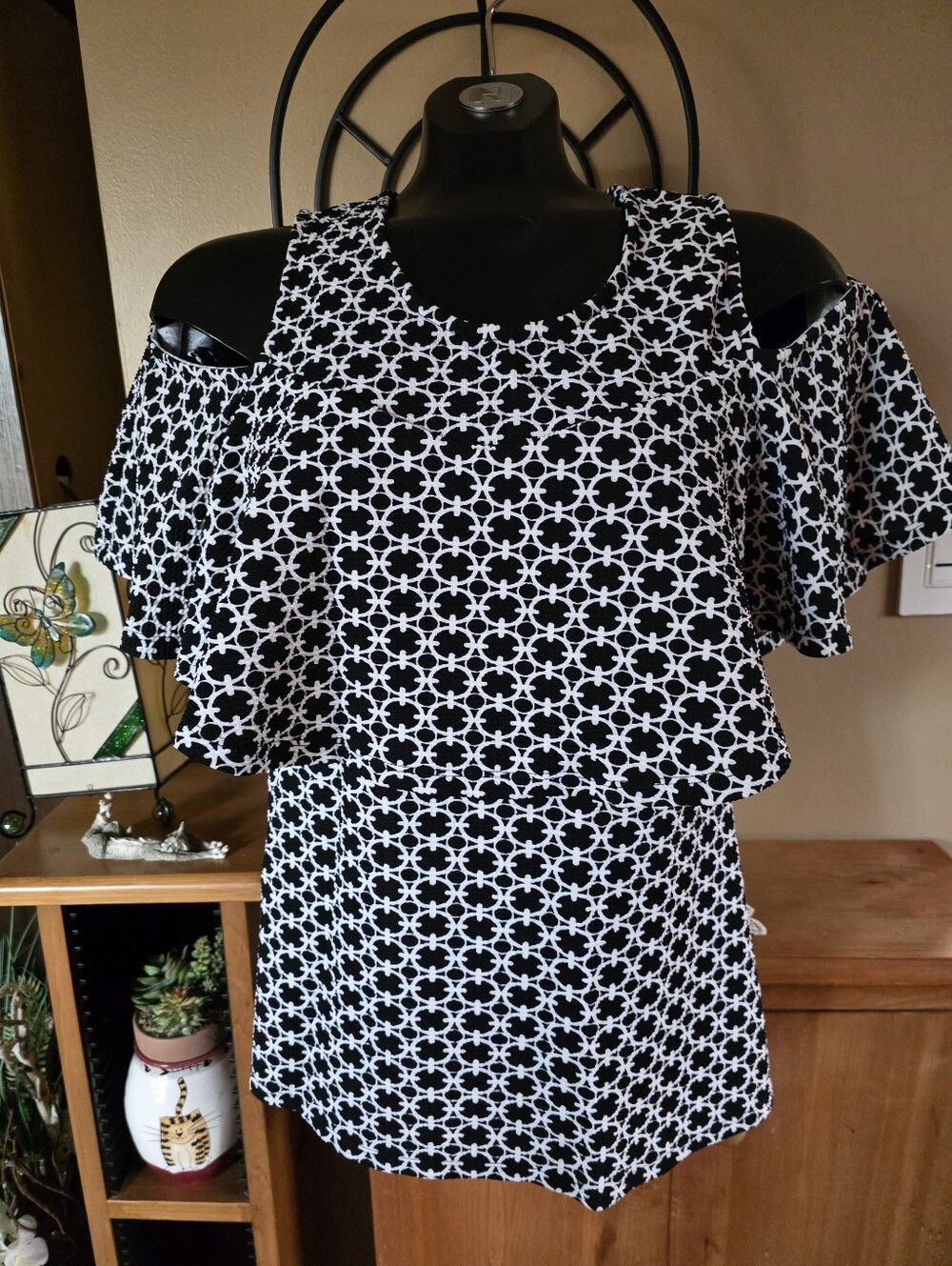 Women's Black & White Cold-Shoulder Geometric Print Top Size M